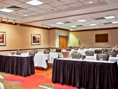 Hilton Garden Airport 3*