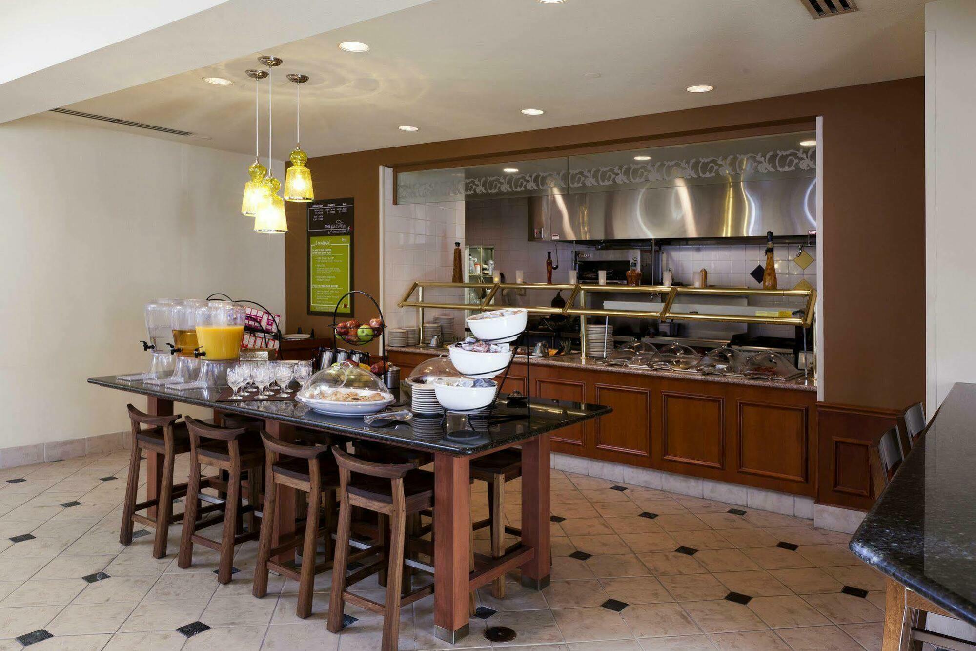 Hilton Garden Airport 3*